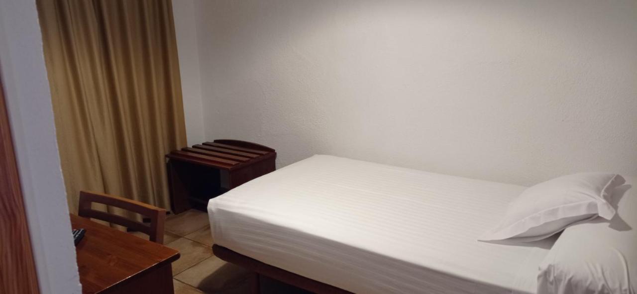 אל קאמפיו Hostal San Juan מראה חיצוני תמונה
